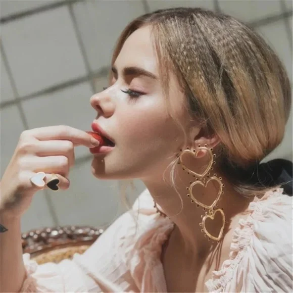 3/$30 💛 Large Heart Drop Earrings - Picture 1 of 6